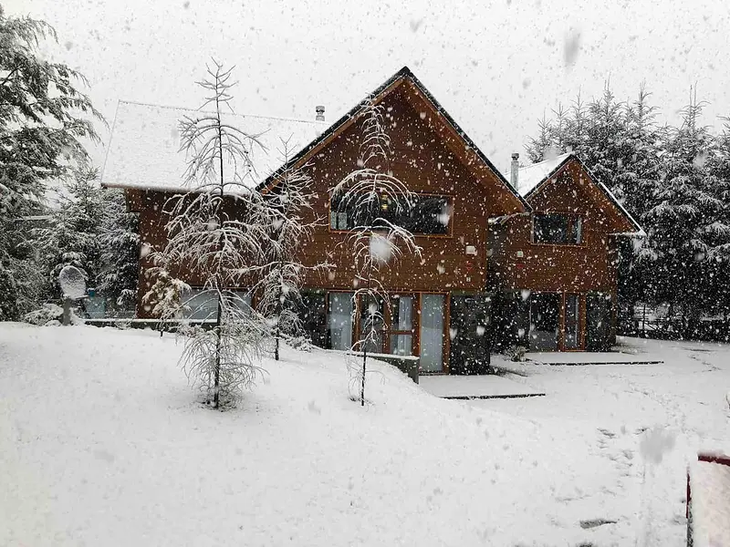 Una cabaña bajo la nevada