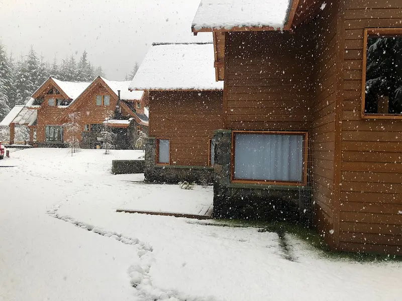 El complejo cubierto de nieve