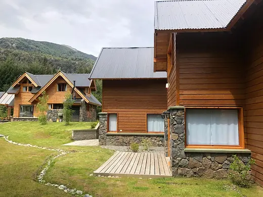 Las cabañas del complejo con vista a la montaña
