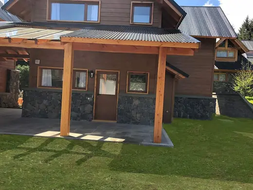 Galería cubierta de una cabaña