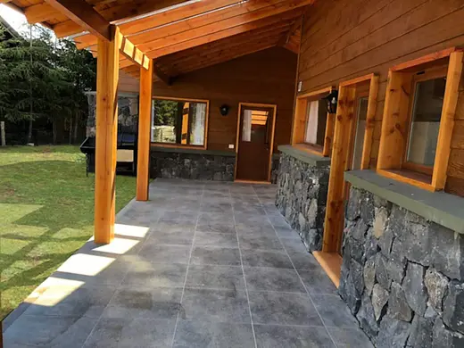 Galería de piedra y madera