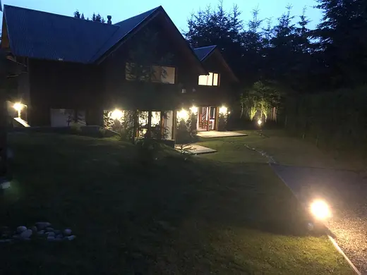 Las cabañas iluminadas al atardecer