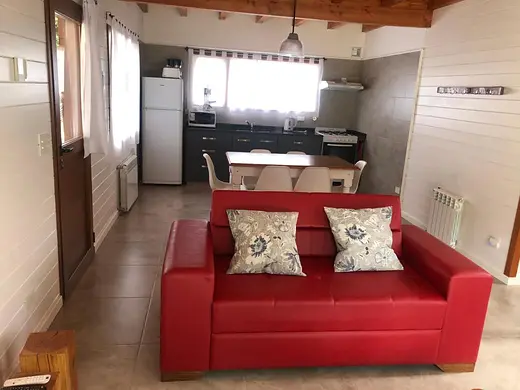 Cocina equipada y living