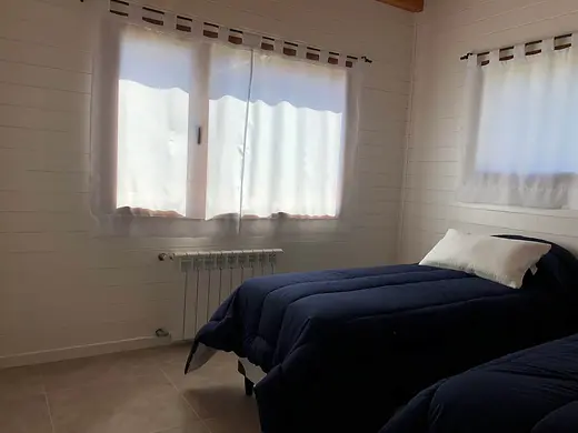 Dormitorio con camas individuales