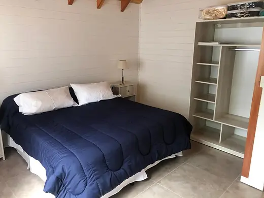 Dormitorio con placard