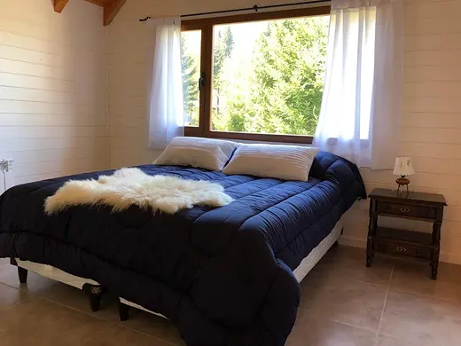 Dormitorio con cama matrimonial