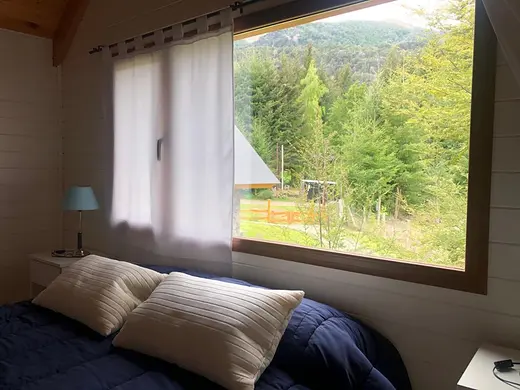 Dormitorio con ventanal al bosque