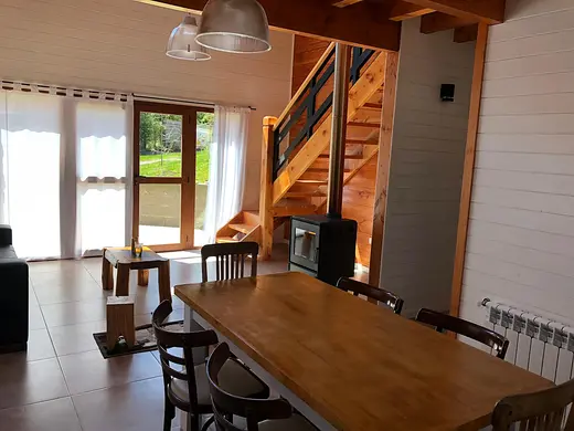 Living-comedor con estufa a leña